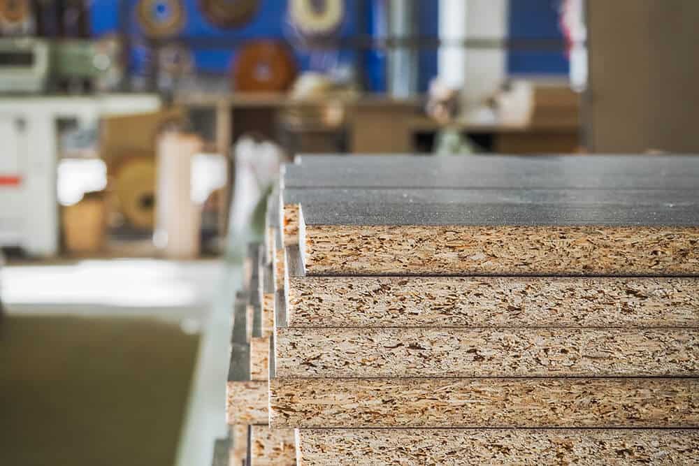 Ván ép gỗ dăm được làm từ thân cây gỗ xay thành dăm, sau đó trộn keo ép thành ván