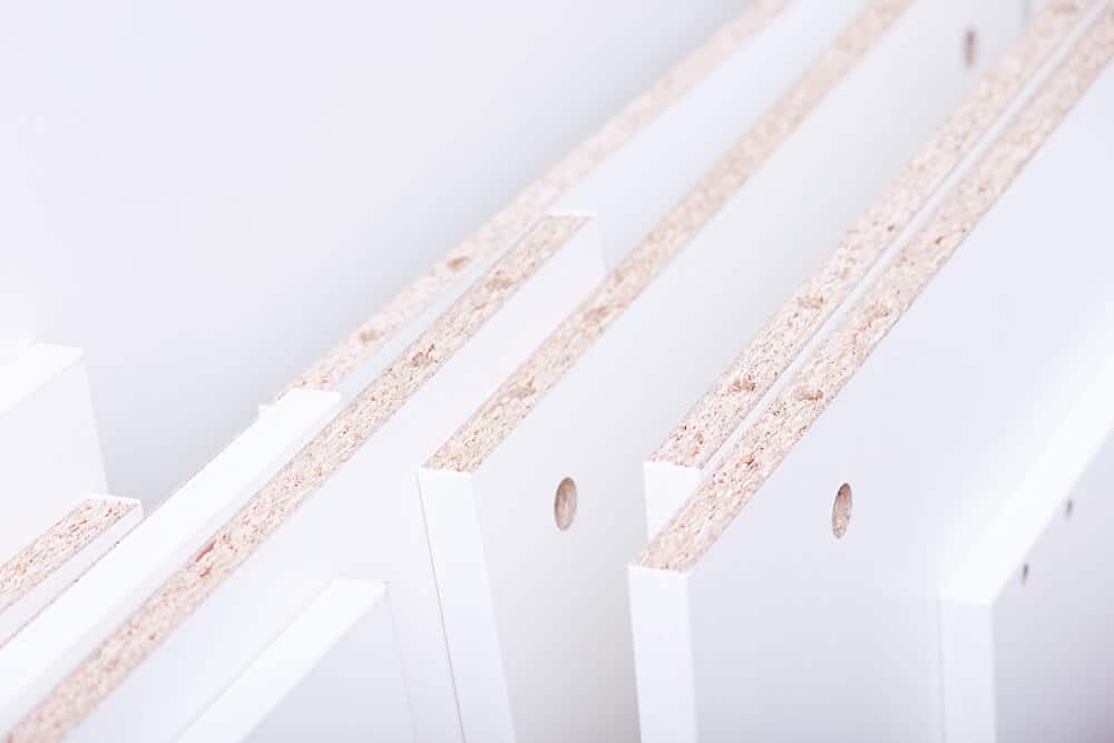 Được cấu tạo chủ yếu từ các loại gỗ vụn, bột sợi gỗ, keo kết dính, chất bảo vệ chống mối mọt, chống mốc và kháng ẩm…