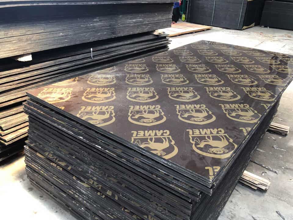 Ngoài ra hiện nay còn có loại ván cốp pha được cán keo phenolic bên ngoài, giúp chống thấm nước rất tốt, đảm bảo chất lượng công trình đòi hỏi yêu cầu cao, tạo thêm láng mịn và chống trầy xước