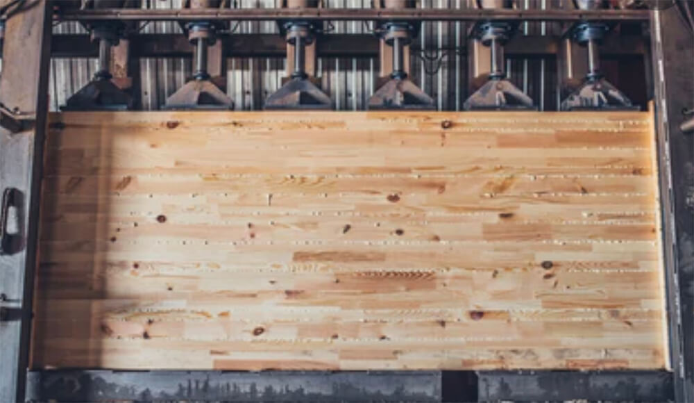 Có nhiều loại keo khác nhau được sử dụng như UF (Urea Formaldehyde), PF (Phenal Formaldehyde), PVAC (Polyvinyl Acetate),…