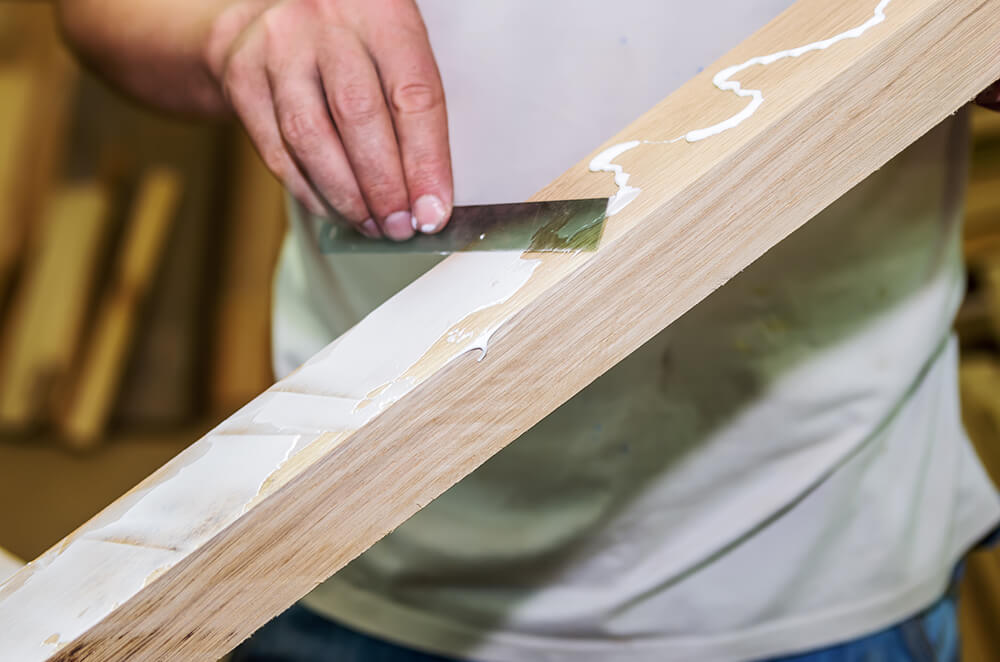 Đặc biệt trong ngành gỗ thì loại keo PVAc rất thông dụng để làm keo dán gỗ công nghiệp như ván ép, ván ghép thanh… rất bền và rất chắc.